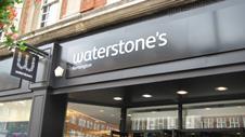 Waterstones’ is to start selling the Kindle e-reader